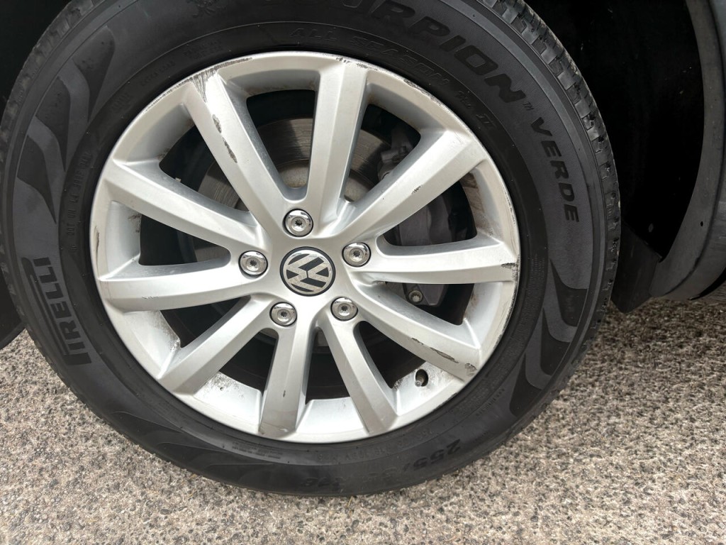 2012 Volkswagen Touareg Image 23