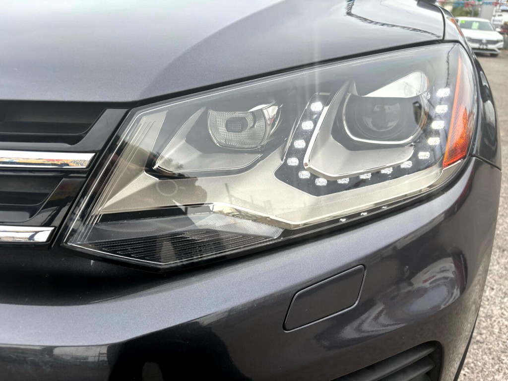 2012 Volkswagen Touareg Image 24