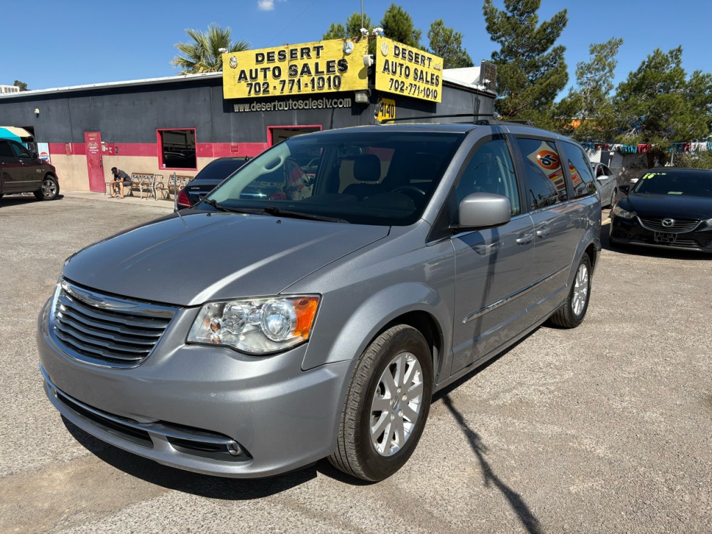 2015 Chrysler Town & Country Image 2