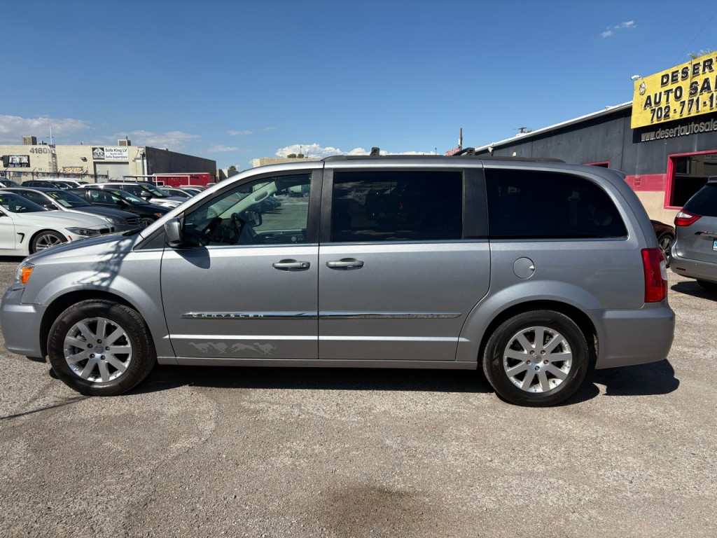 2015 Chrysler Town & Country Image 3