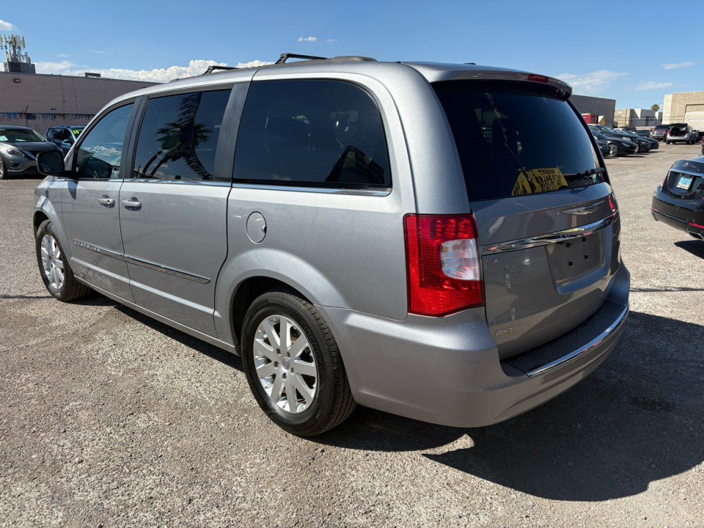 2015 Chrysler Town & Country Image 4
