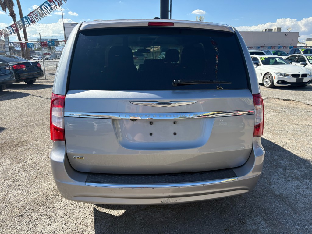 2015 Chrysler Town & Country Image 5