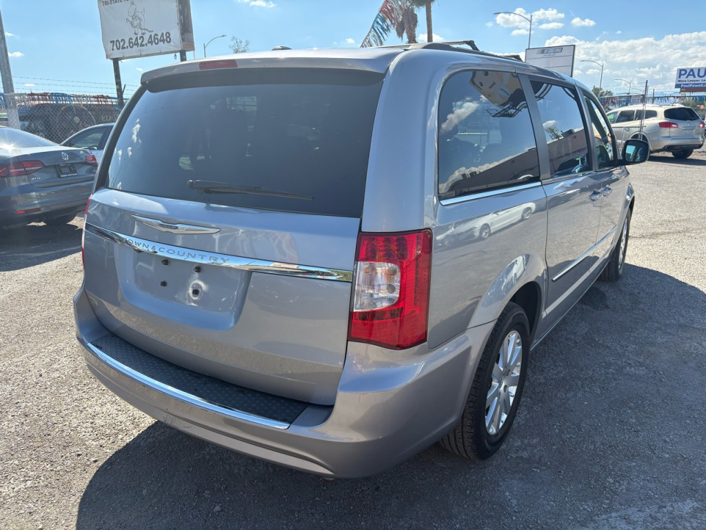 2015 Chrysler Town & Country Image 6