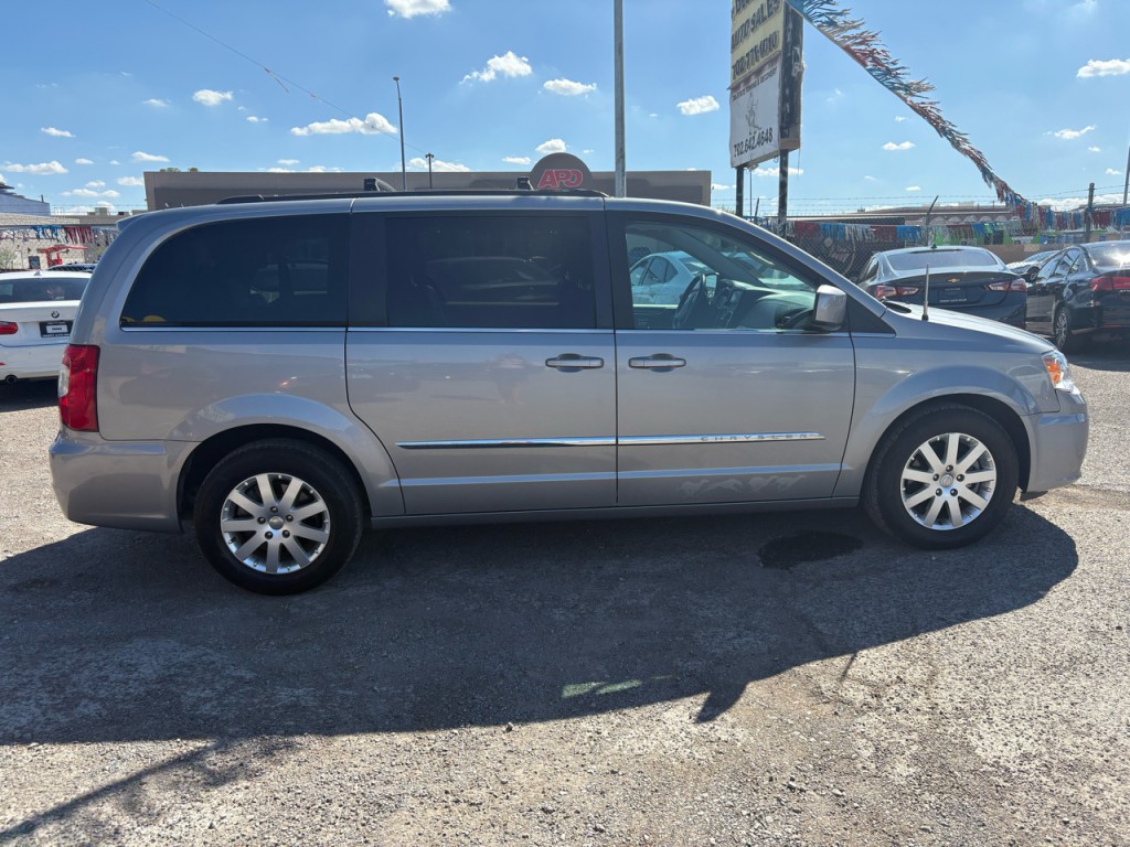 2015 Chrysler Town & Country Image 7