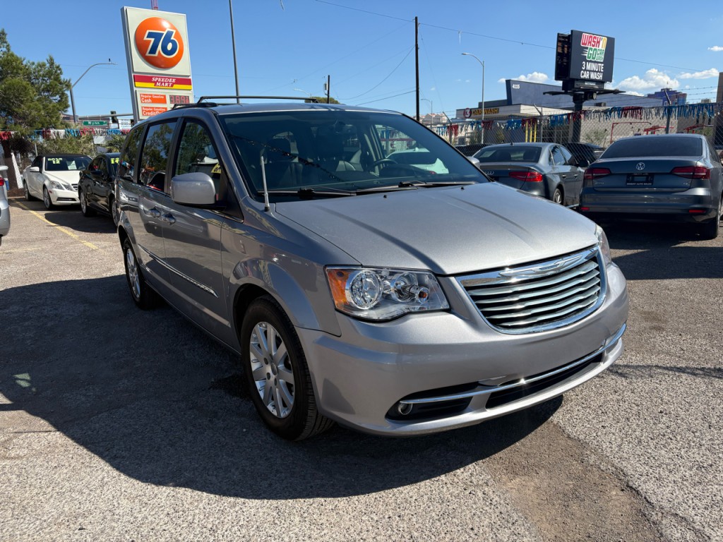 2015 Chrysler Town & Country Image 8