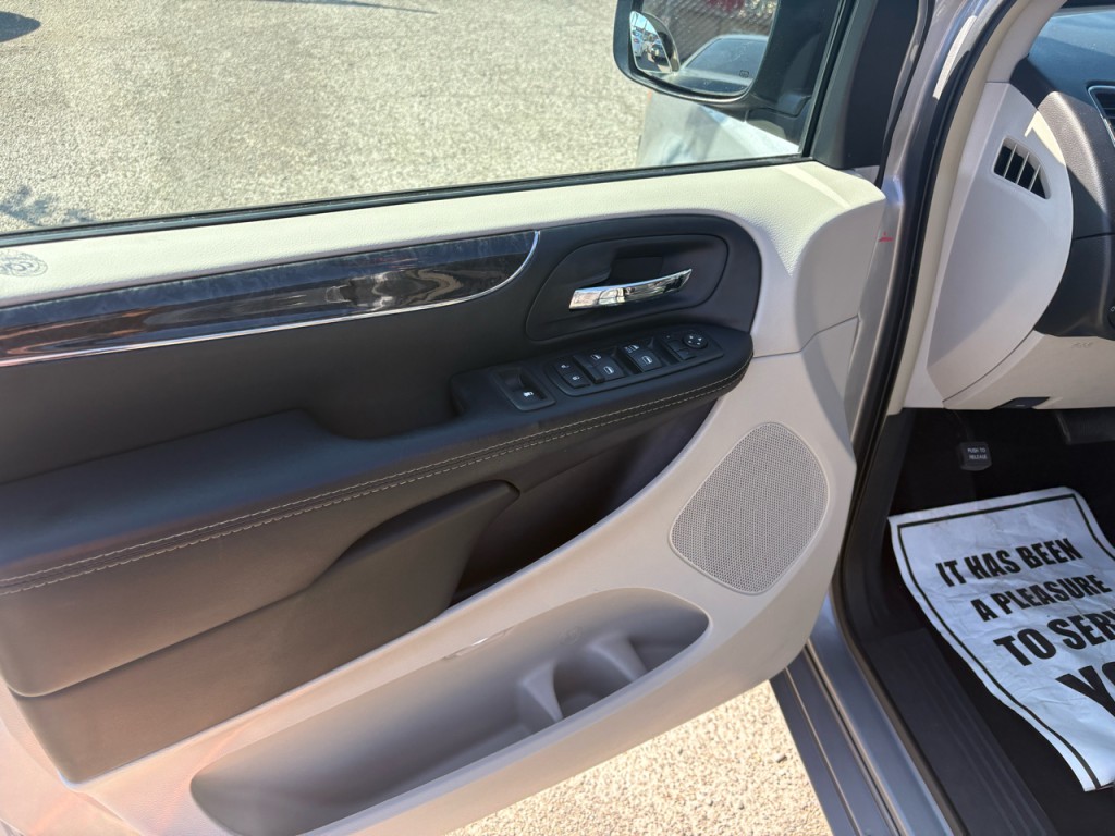 2015 Chrysler Town & Country Image 10