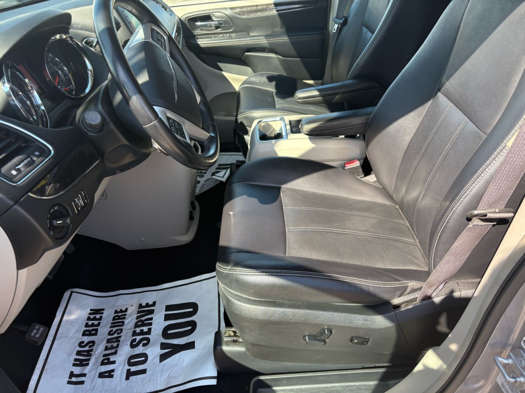 2015 Chrysler Town & Country Image 11