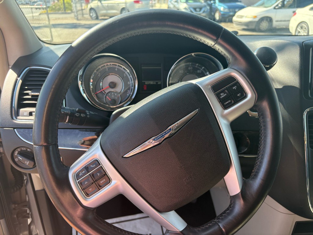 2015 Chrysler Town & Country Image 13