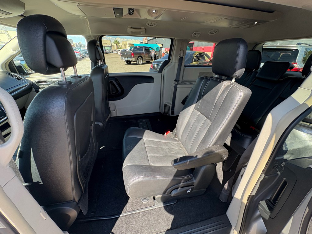 2015 Chrysler Town & Country Image 21