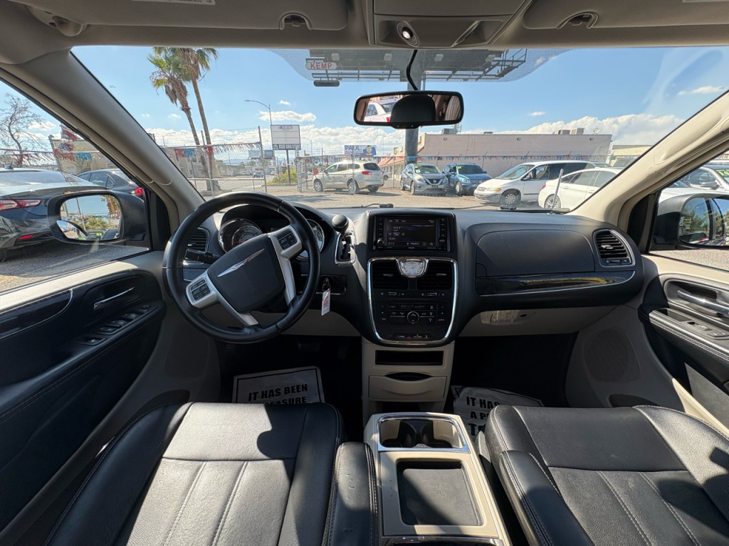 2015 Chrysler Town & Country Image 22
