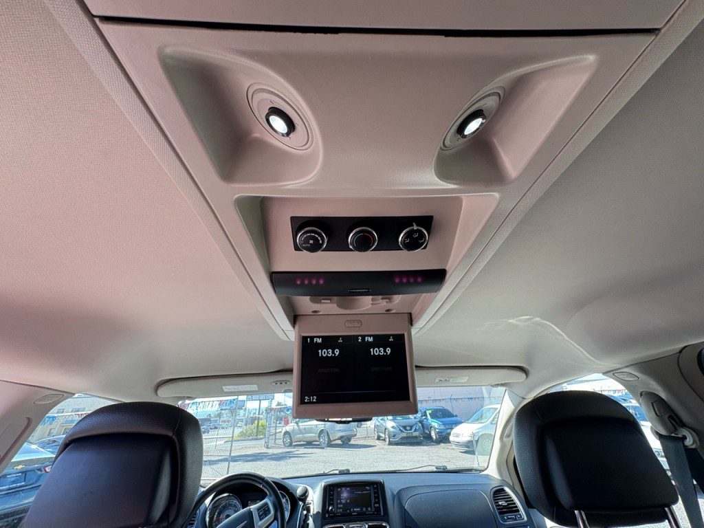 2015 Chrysler Town & Country Image 23