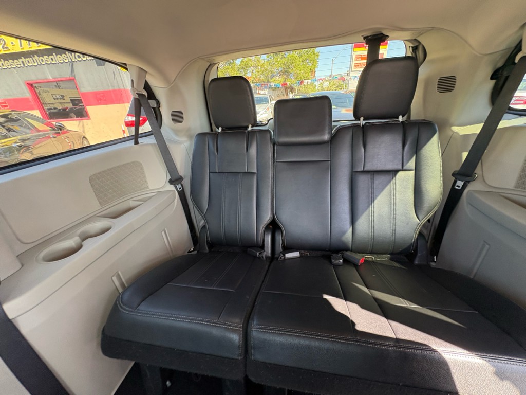 2015 Chrysler Town & Country Image 24
