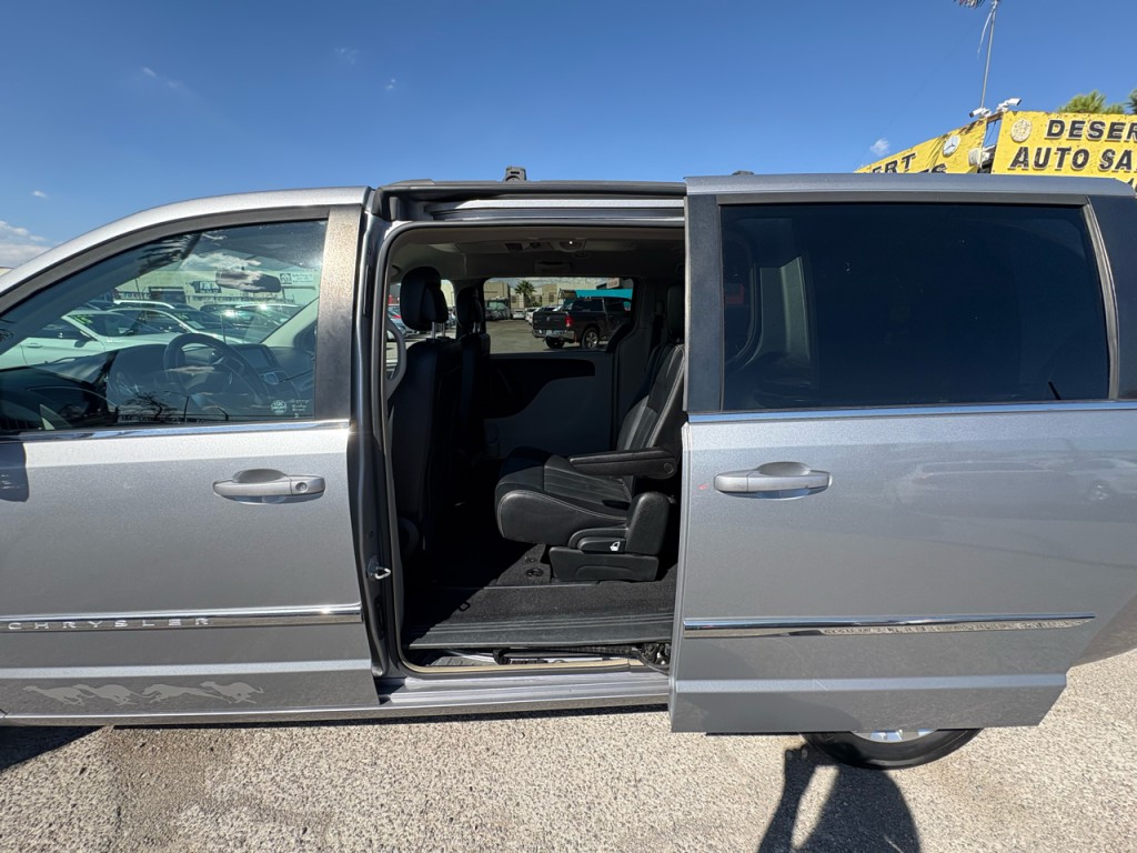 2015 Chrysler Town & Country Image 28