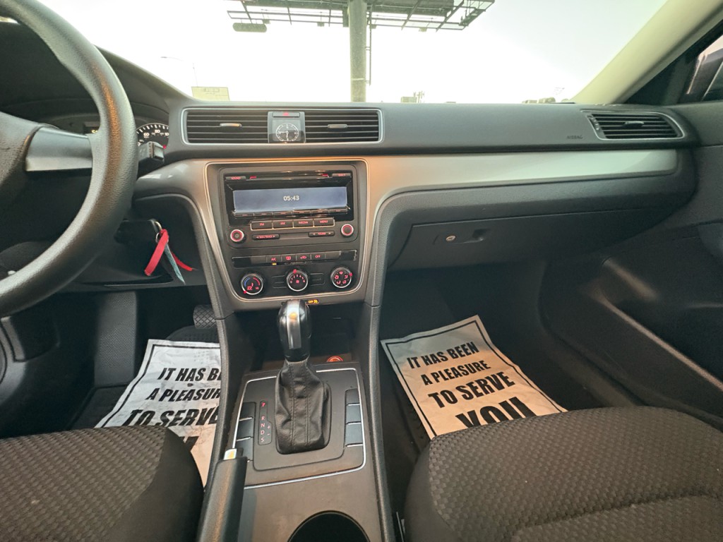 2014 Volkswagen Passat Image 16