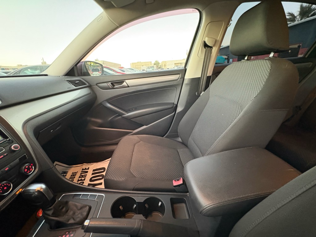 2014 Volkswagen Passat Image 18