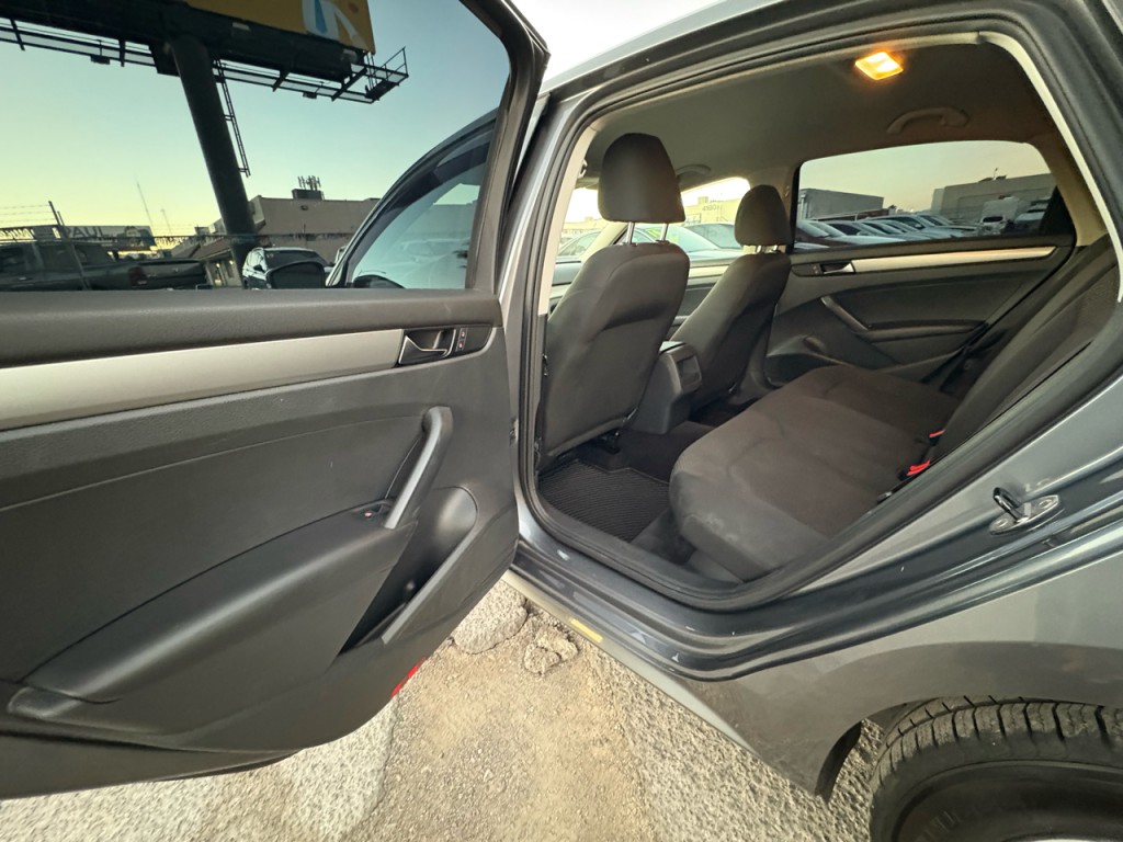 2014 Volkswagen Passat Image 20