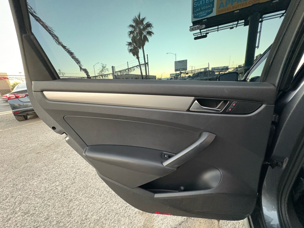 2014 Volkswagen Passat Image 21