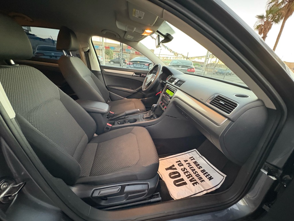 2014 Volkswagen Passat Image 28