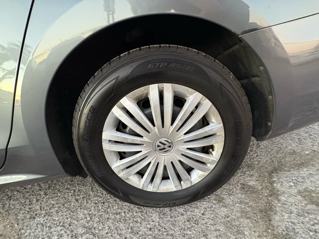 2014 Volkswagen Passat Image 30