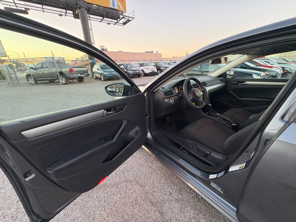 2012 Volkswagen Passat Image 10