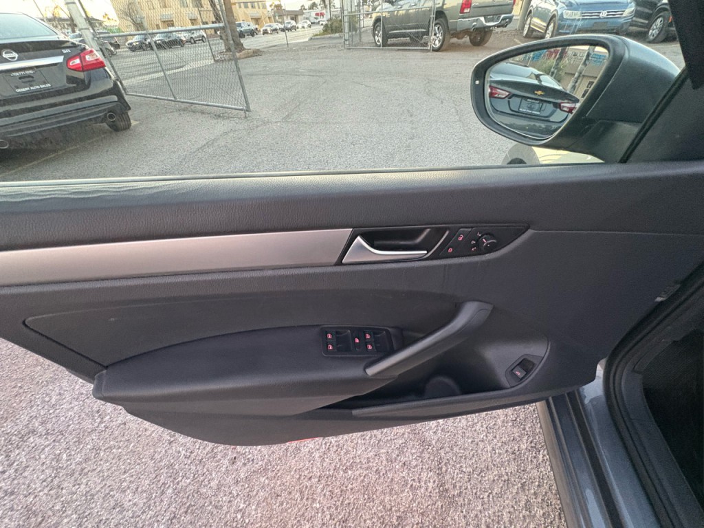 2012 Volkswagen Passat Image 11