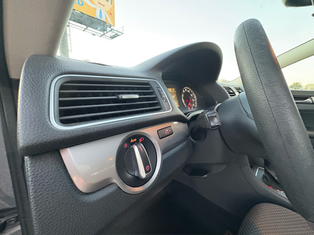 2012 Volkswagen Passat Image 12