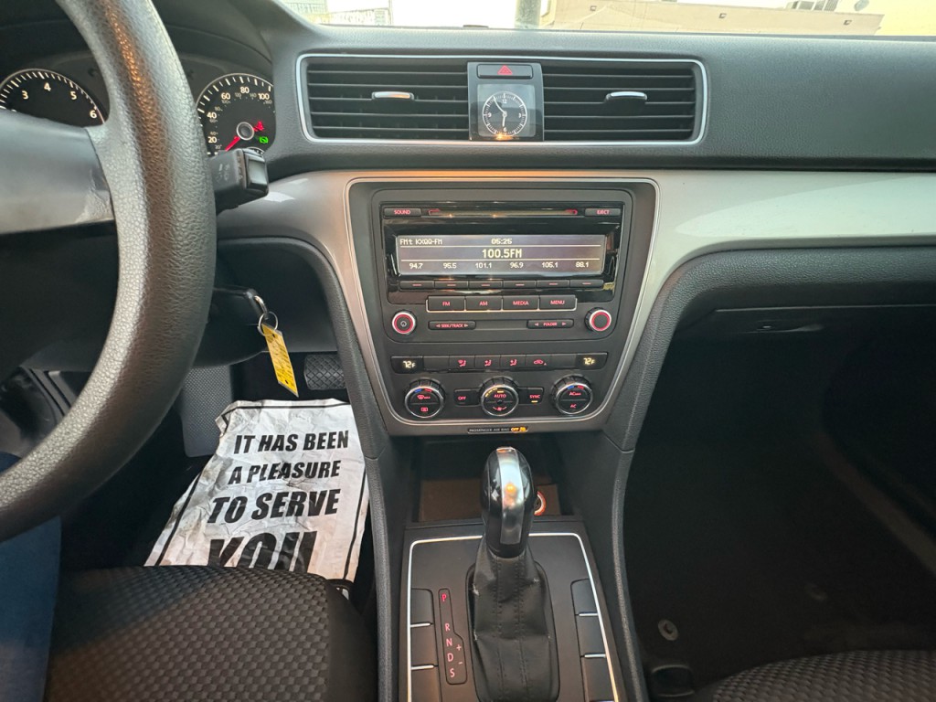 2012 Volkswagen Passat Image 17