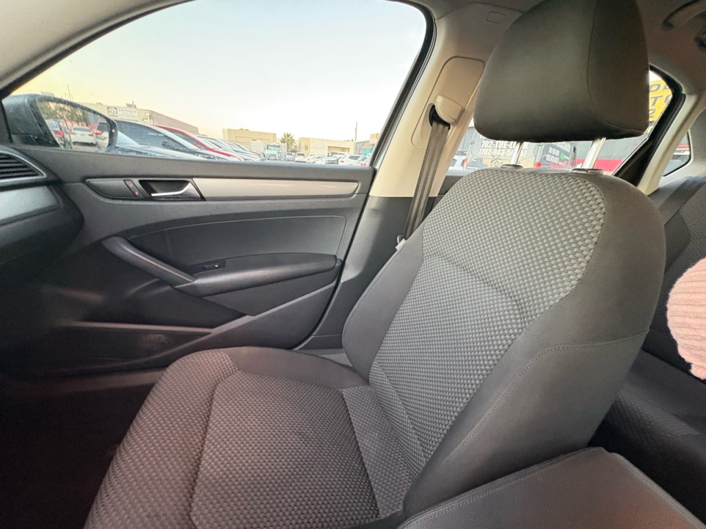 2012 Volkswagen Passat Image 18