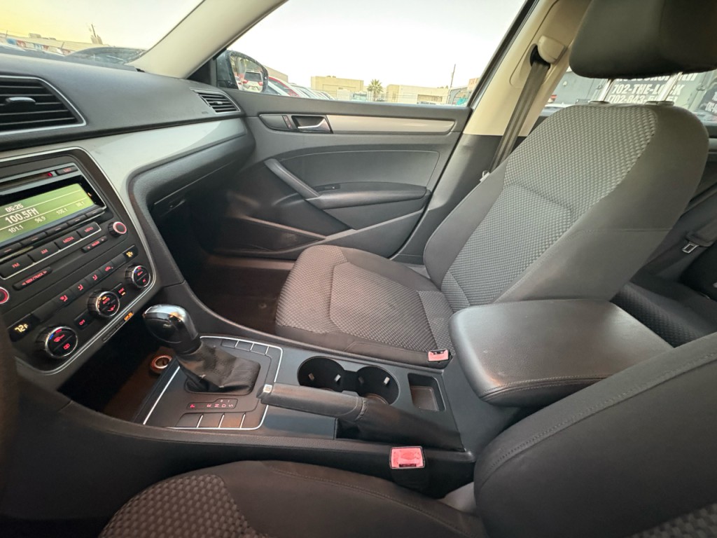 2012 Volkswagen Passat Image 19