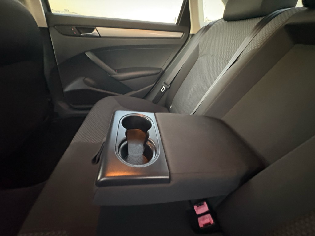 2012 Volkswagen Passat Image 24