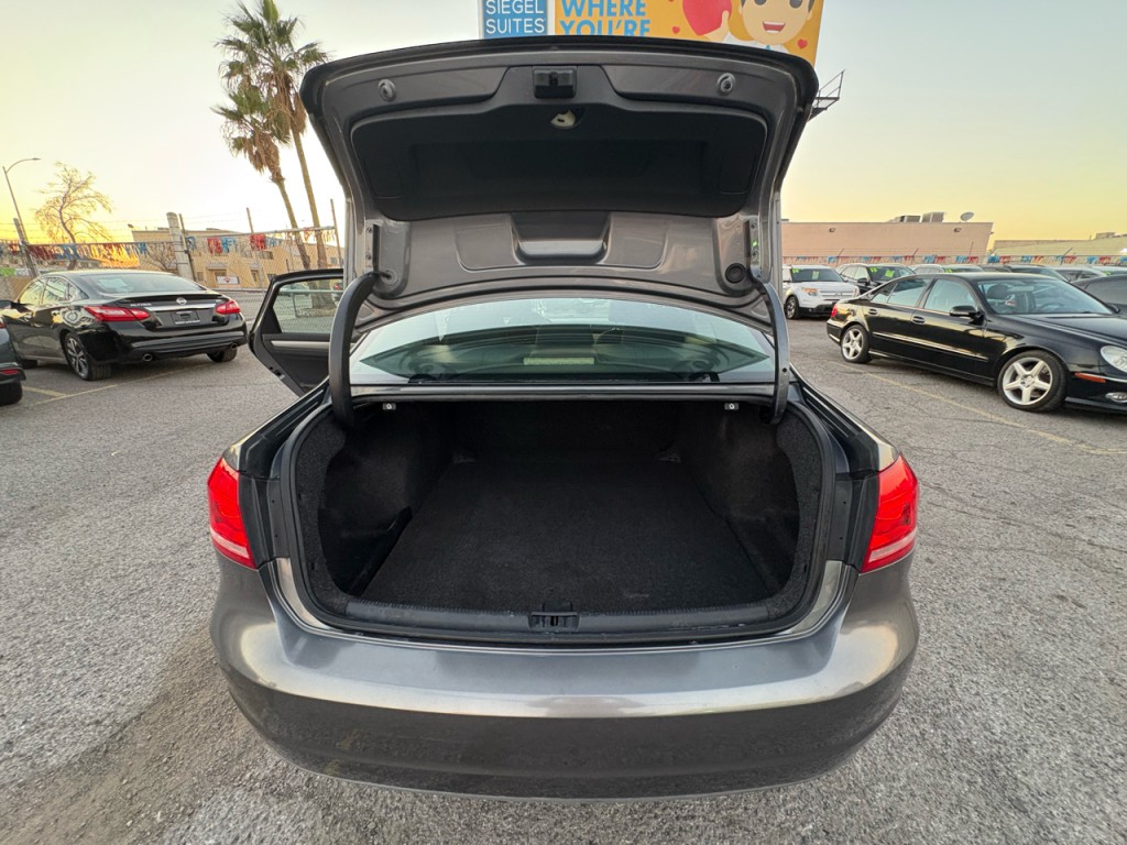 2012 Volkswagen Passat Image 25