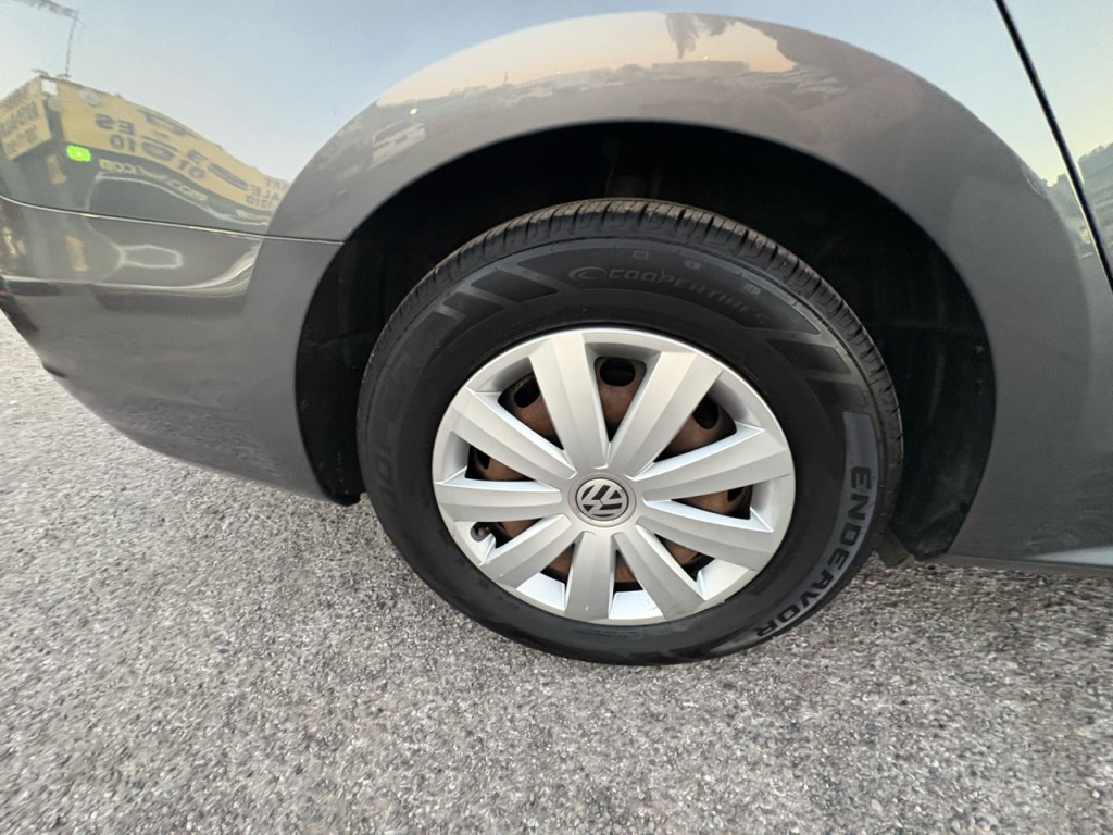 2012 Volkswagen Passat Image 30