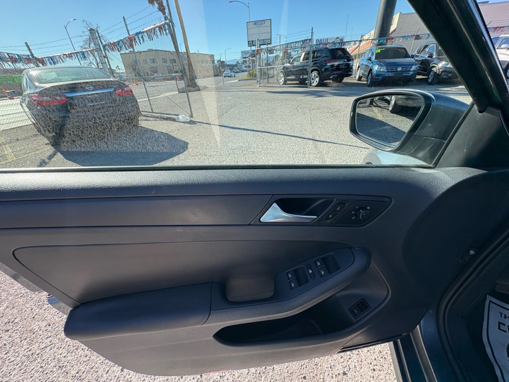 2012 Volkswagen Jetta Image 11