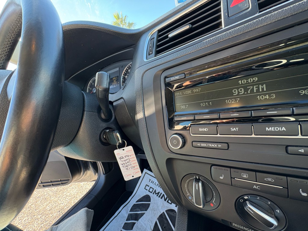 2012 Volkswagen Jetta Image 16