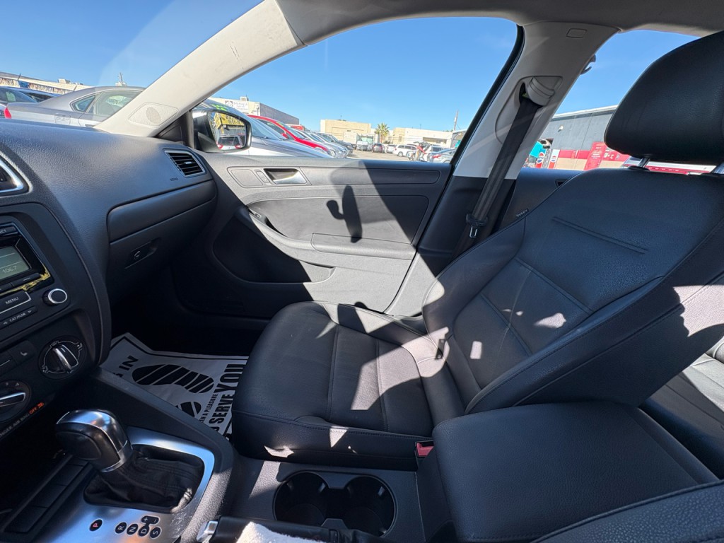 2012 Volkswagen Jetta Image 17