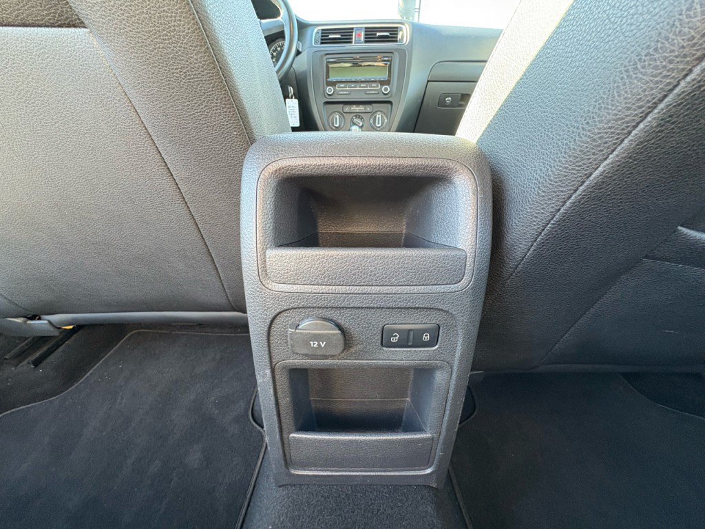 2012 Volkswagen Jetta Image 25