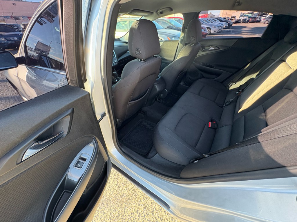 2017 Chevrolet Malibu Image 19