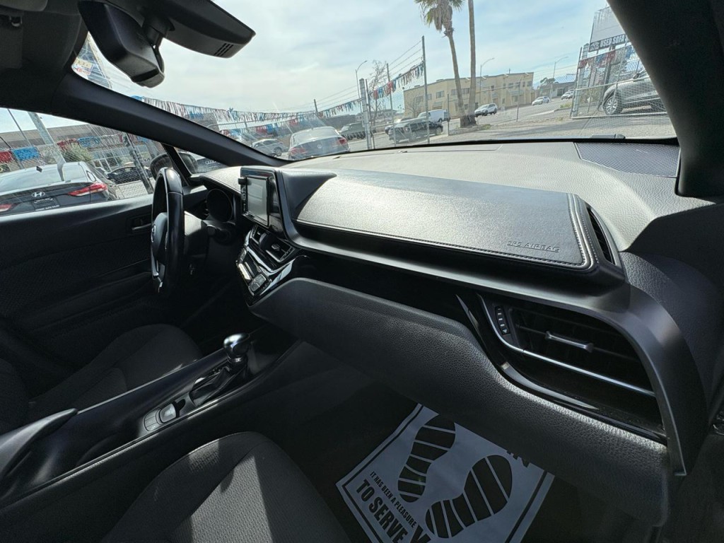 2018 Toyota C-HR Image 25