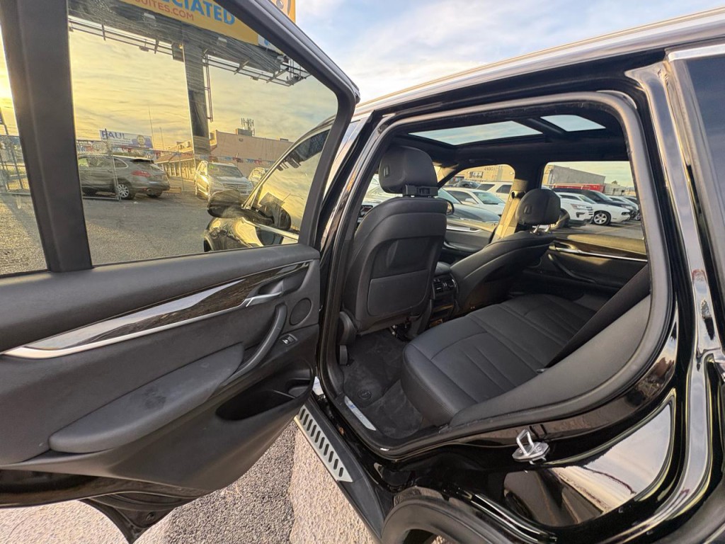 2017 BMW X5 Image 24