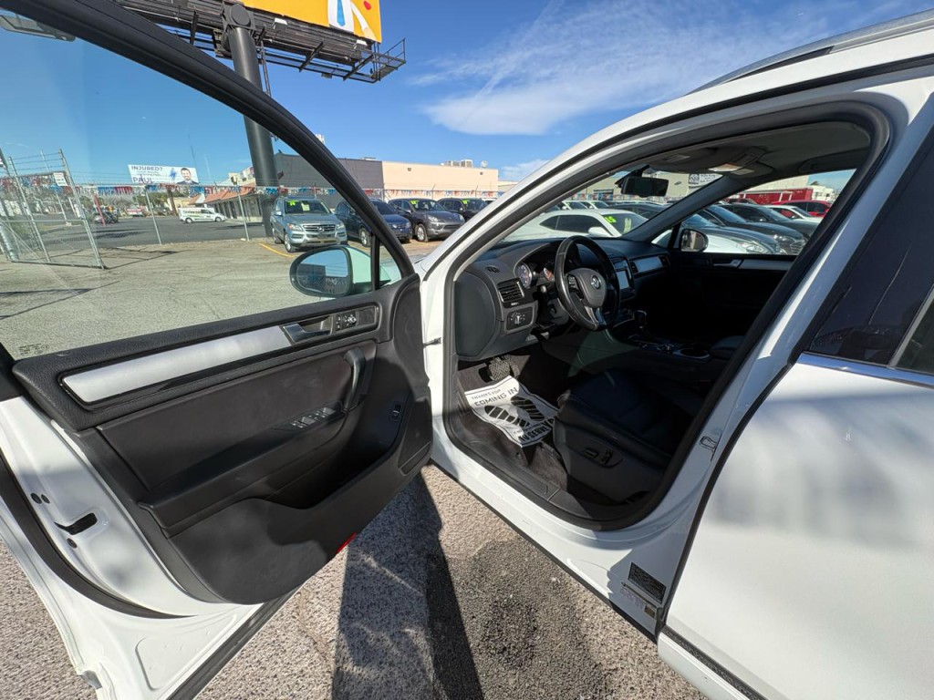 2014 Volkswagen Touareg Image 9