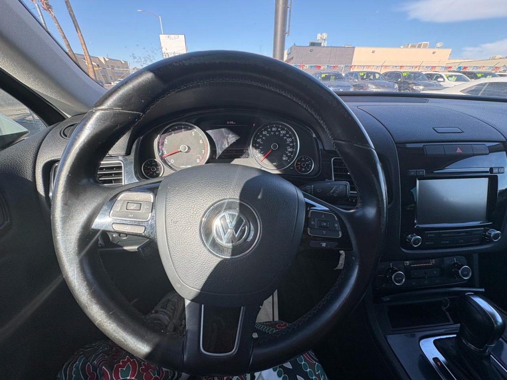 2014 Volkswagen Touareg Image 12