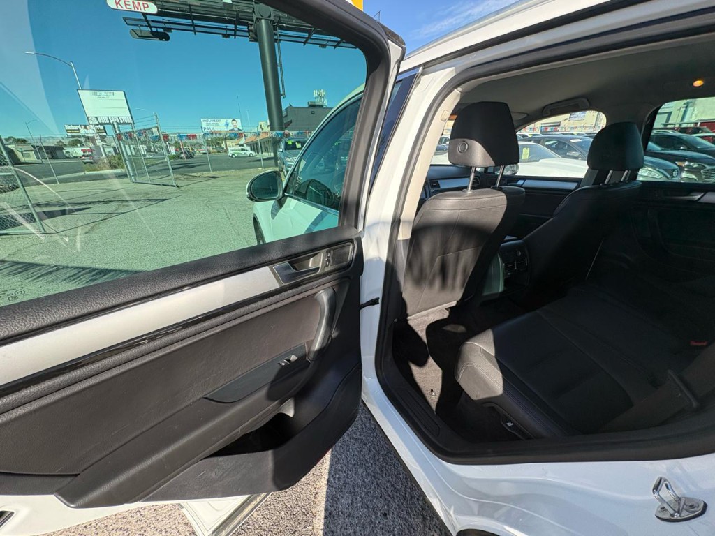 2014 Volkswagen Touareg Image 22
