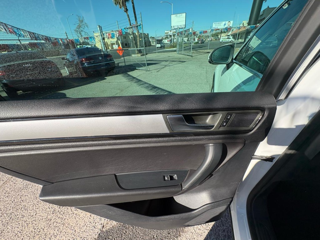 2014 Volkswagen Touareg Image 24