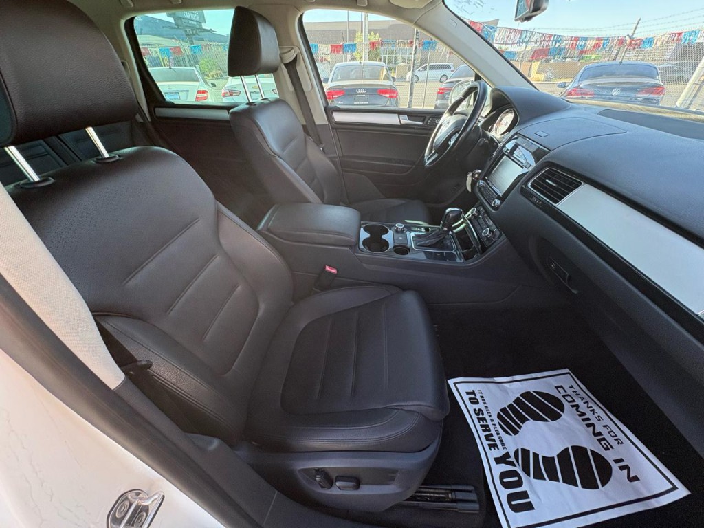 2014 Volkswagen Touareg Image 32