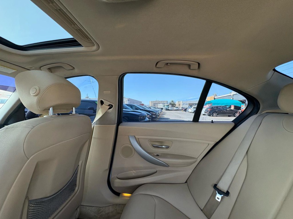 2012 BMW 3 Series Image 22