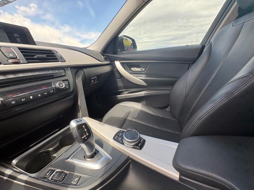 2015 BMW 3 Series Image 17