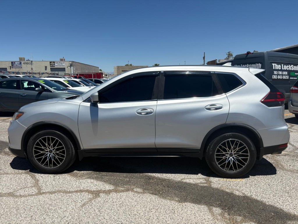 2018 Nissan Rogue Image 2