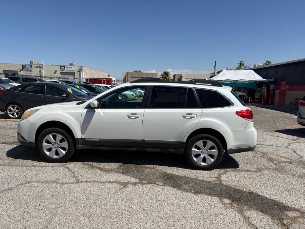 2011 Subaru Outback Image 2