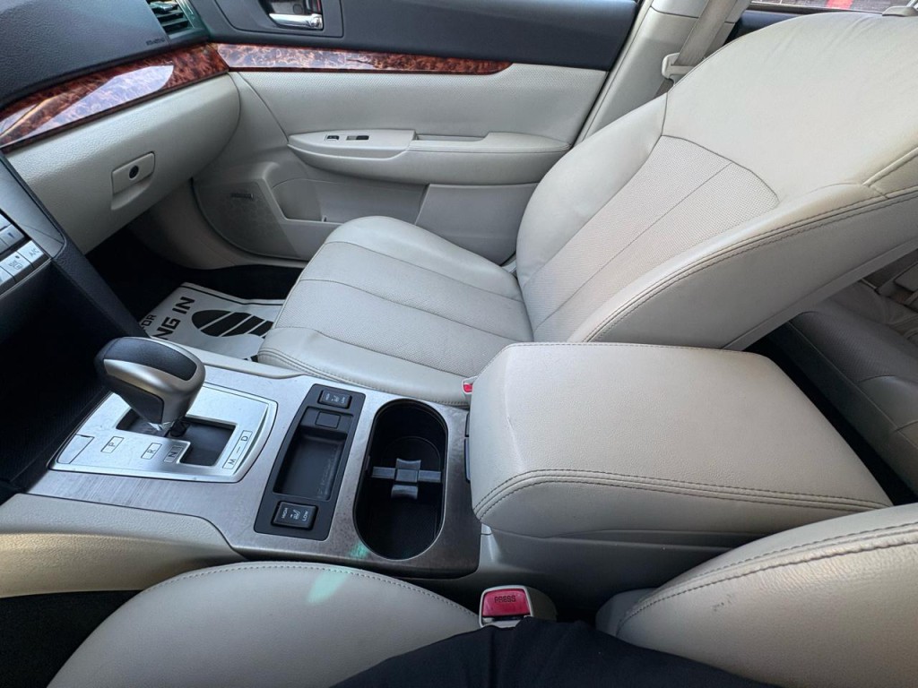 2011 Subaru Outback Image 16