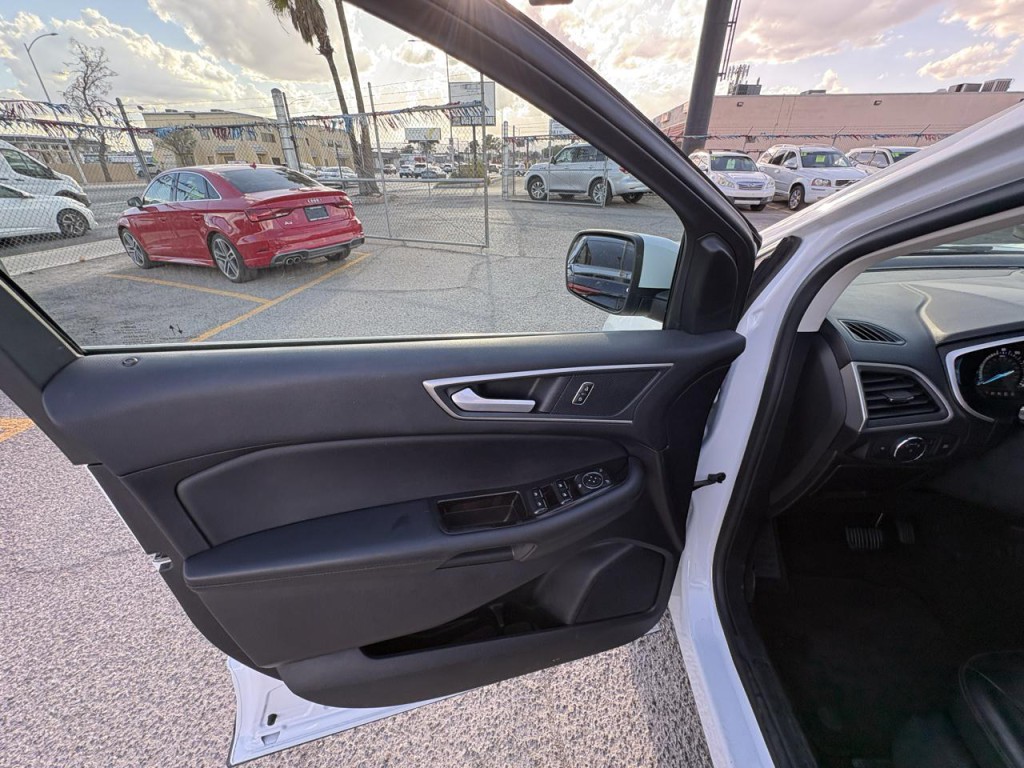 2020 Ford Edge Image 10